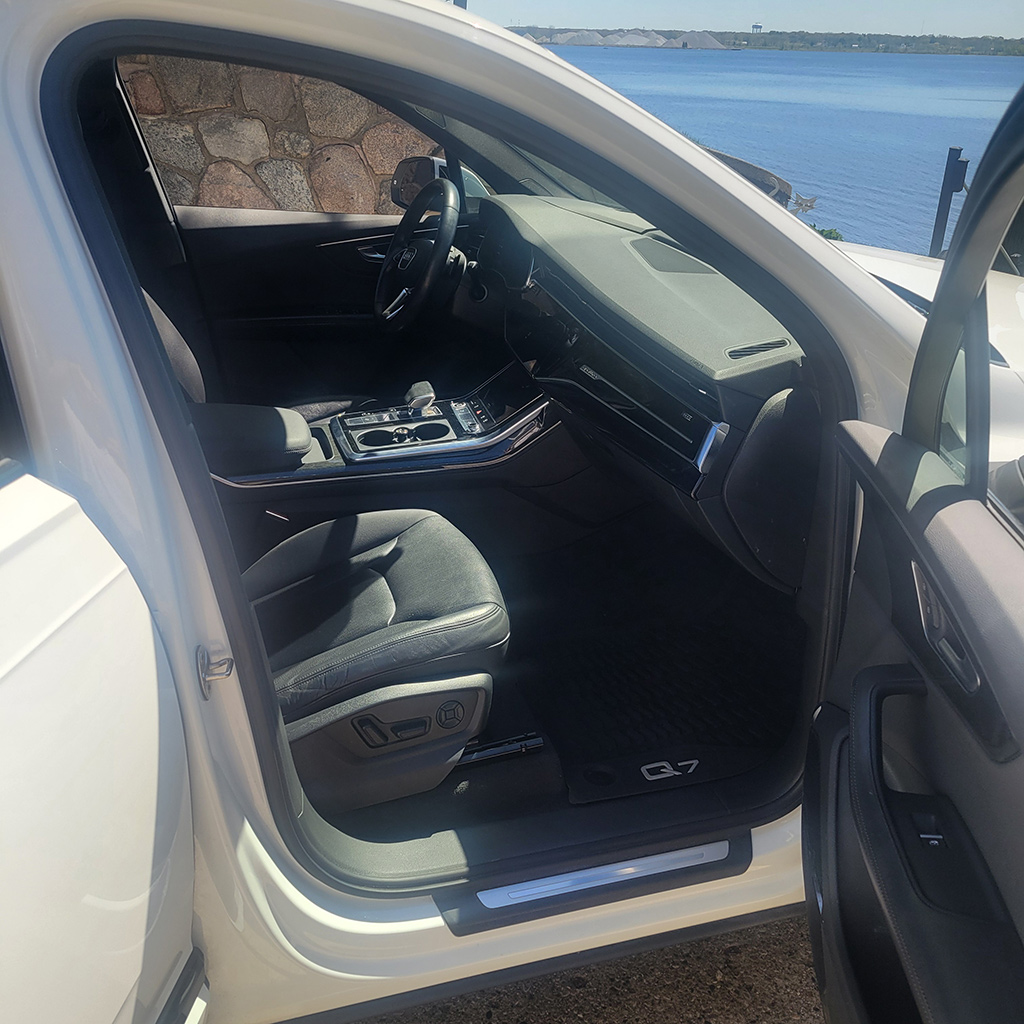 Car photo 10